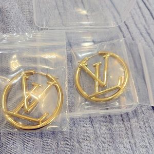 🔥🔥Brand New Never Worn Fashion Inspired Earrings